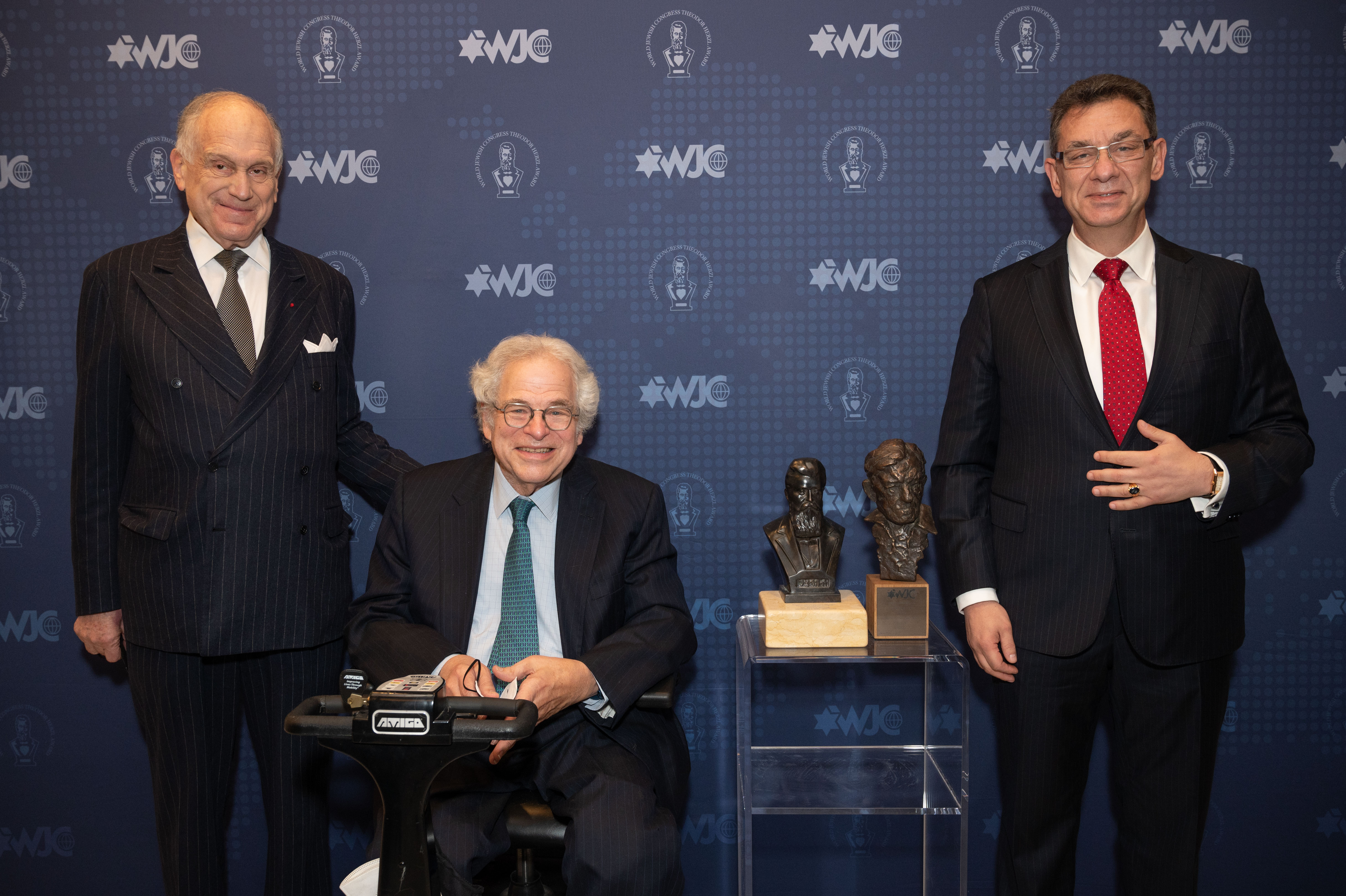 Ronald S. Lauder, WJC President, Teddy Kollek Award recipient Itzhak Perlman and Herzl Award recipient Dr. Albert Bourla, Pfizer Chairman and CEO, during the WJC 2021 Theodor Herzl Award Gala on Nov. 09, 2021 in New York City. (c) Shahar Azran/WJC