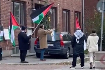 Protesters Chant ‘Bomb Israel’ and Burn Flag Outside Synagogue in Sweden
