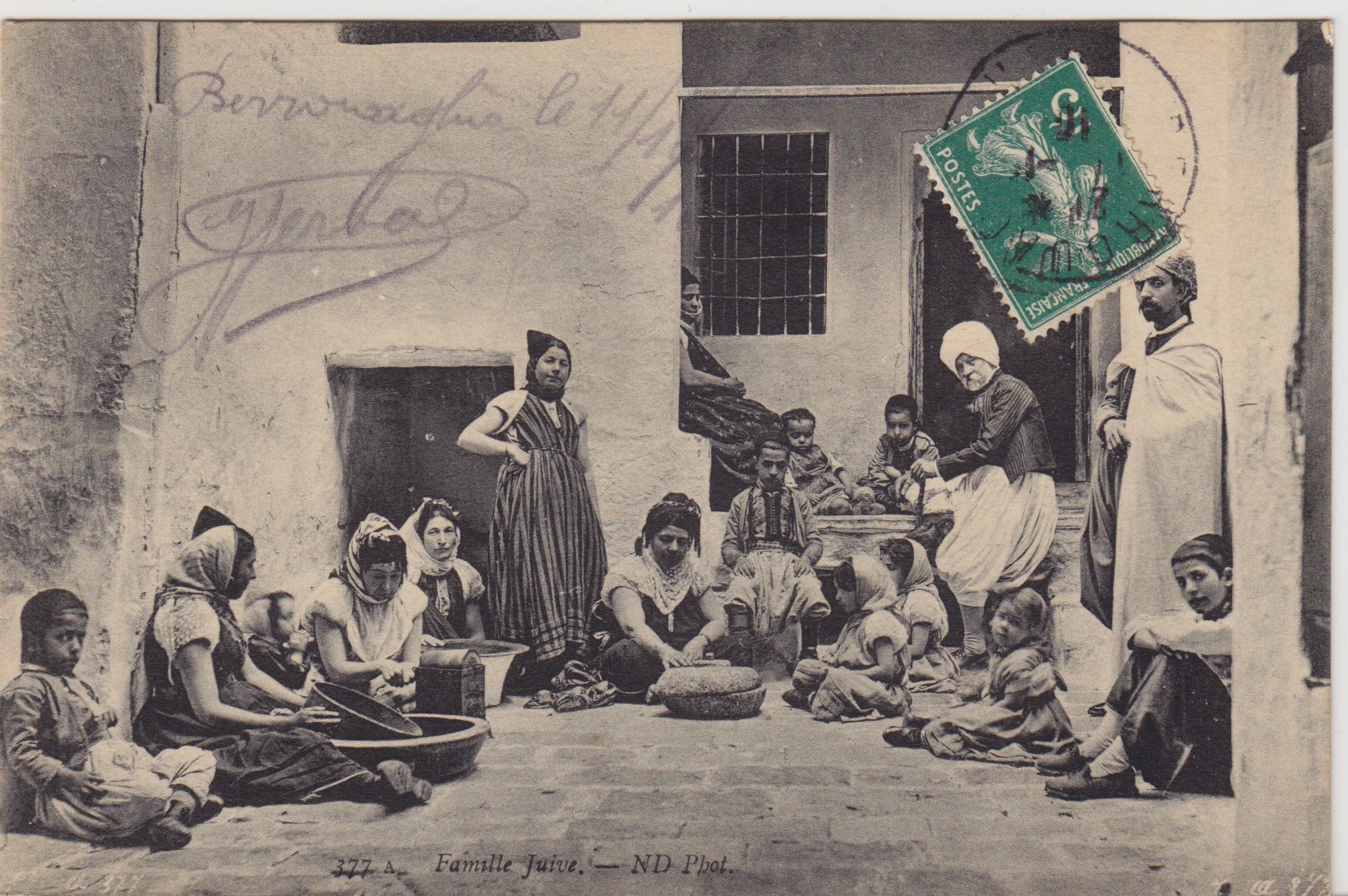 Postcard featuring a picture of an Algerian Jewish family  (c) Wikimedia Commons