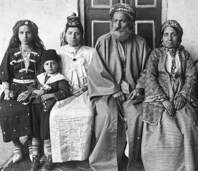 Family of Iraqi Chief Rabbi Hakham Ezra Dangoor in Baghdad, 1910 (c) Wikimedia Commons