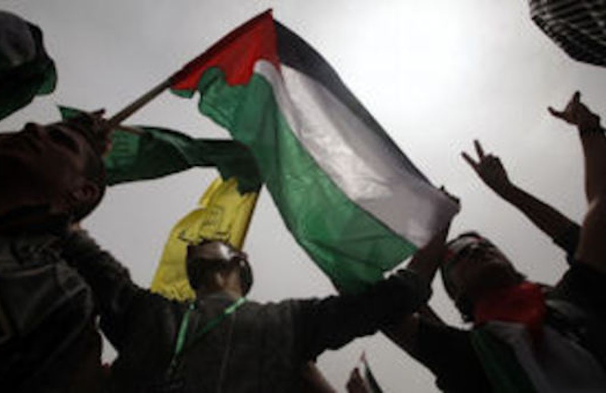 Hamas and Fatah sign unity deal in Cairo