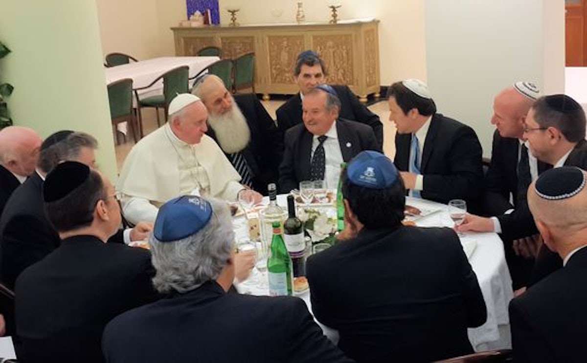 Pope Francis hosts Argentine Jewish leaders for kosher lunch