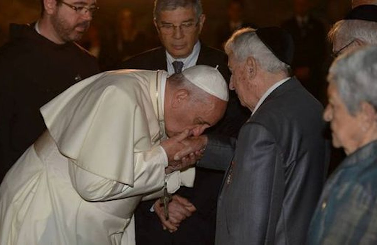In Jerusalem, Pope kisses hands of six Shoah survivors, pays respects to terror victims