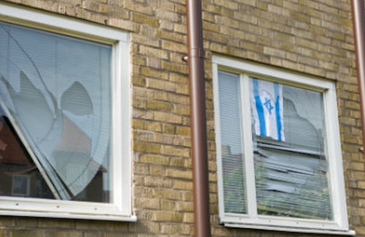 Sweden: Man severly beaten for hanging Israel flag in his window