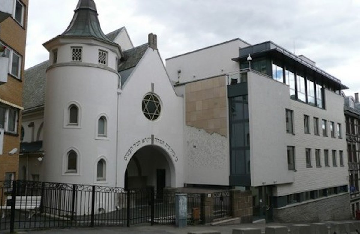 Oslo closes street leading to city's main synagogue