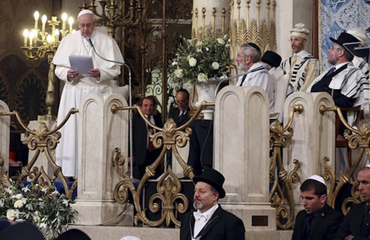 Pope Francis receives warm welcome on his first visit to Rome synagogue as Catholic pontiff