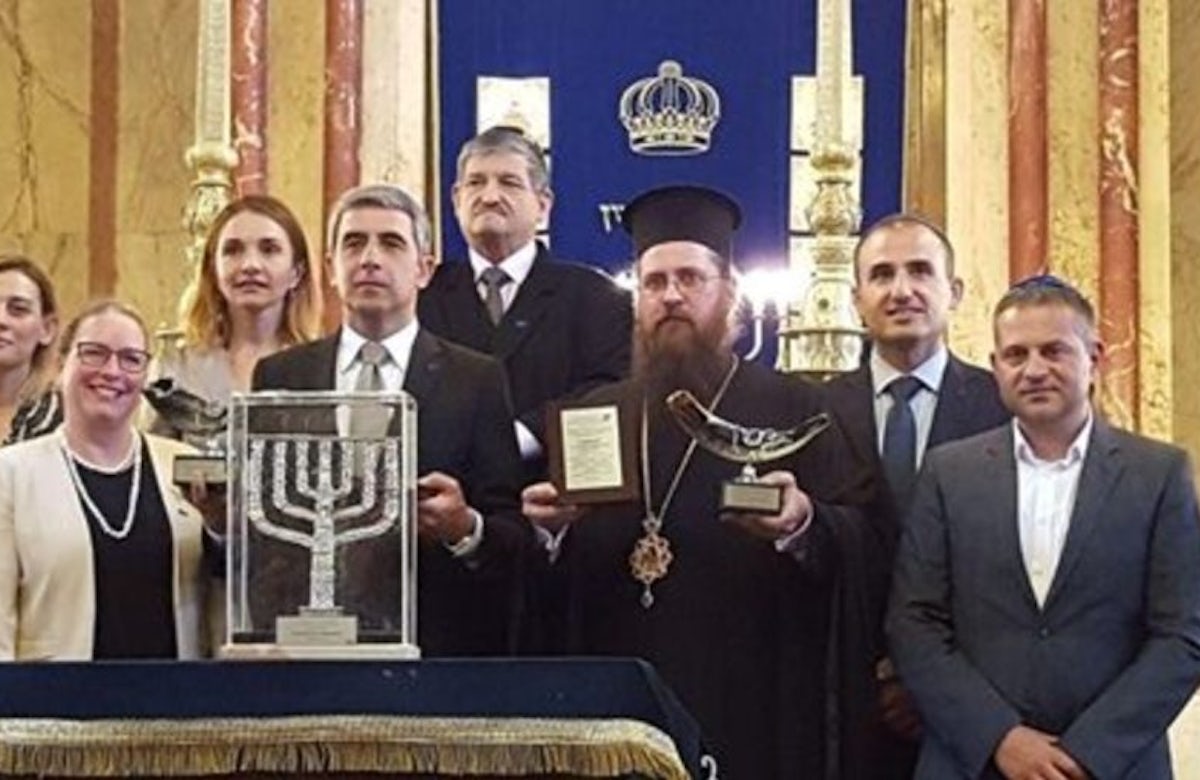 Bulgarian Jewish community confers honors on former President Plevneliev and Holocaust-era Metropolitan Neofit 