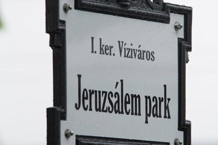 At initiative of Hungarian Jewish community, central Budapest park renamed ‘Jerusalem Park’
